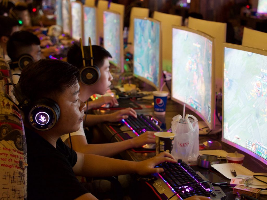 Article Chine restrictions - Des joueurs participent à un tournoi E sport de League fo Legends.