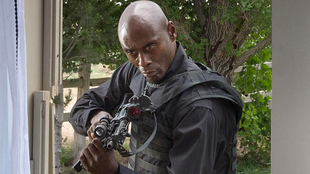 Photo de Lance Riddick avec une arme
