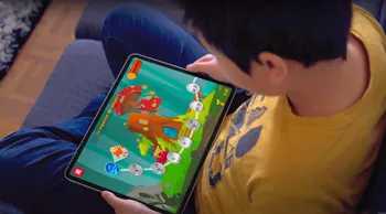 un enfant dyslexique joue au jeu vidéo Mila-Learn 