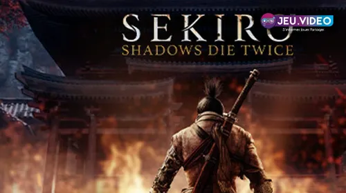 Sekiro face à un adversaire armé dans une cour, image officielle utile pour illustrer le duel rapproché contre Genichiro Ashina