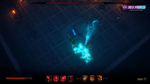 Tome of the Damned avec combat vu de dessus dans un donjon sombre