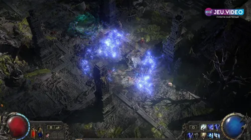Combat de Path of Exile 2 dans des ruines couvertes de végétation avec de larges éclairs bleus et l interface complète, pour illustrer un écran chargé où le loot filter et les réglages de lisibilité changent la lecture du combat