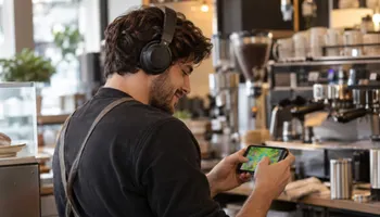 Le barista joue sur son téléphone pendant sa pause.