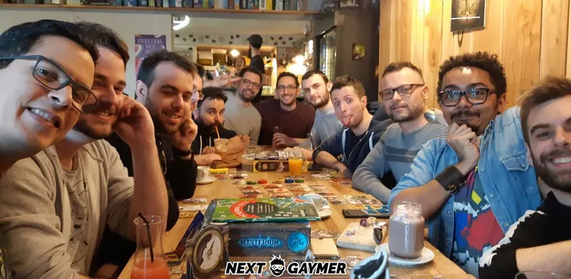 Une table de jeu de société avec Next Gaymer dans un bar