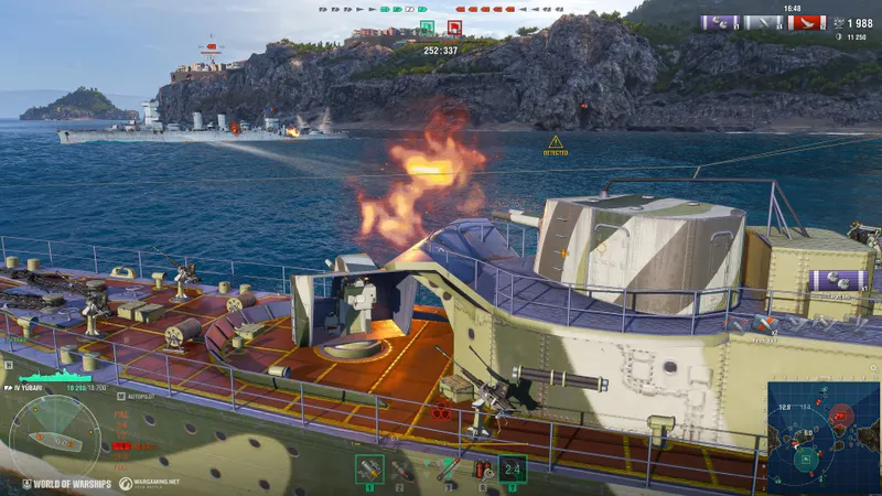 Affrontement naval de World of Warships avec l’espace de combat et les éléments HUD visibles, utilisé pour contrôler la lecture de la mini-carte en action