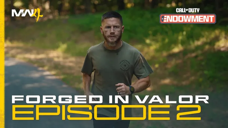 Um homem de barba e camiseta verde corre por uma trilha arborizada, sob os logotipos do Call of Duty Endowment e as palavras « Forged in Valor — Episódio 2 ».