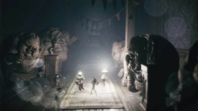 Little Nightmares III montrant Low, Dime et les statues inquiétantes de The Backstage