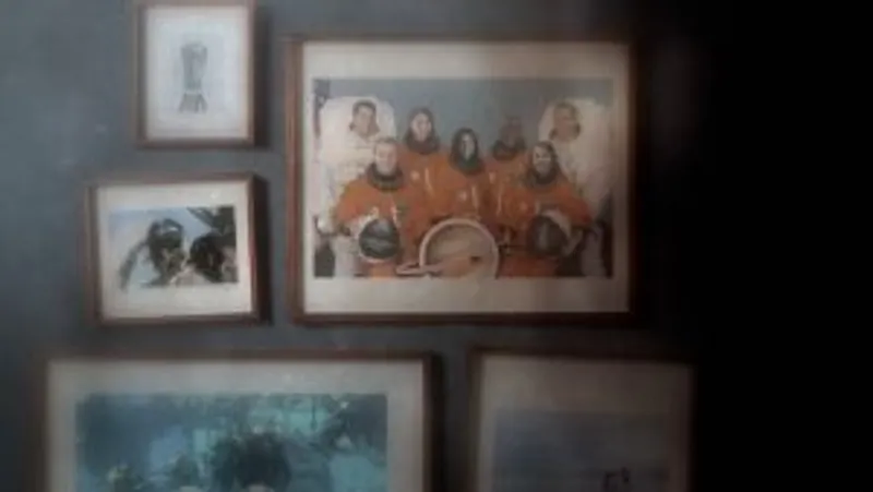 Portrait de l'équipage allé sur Saturne dans Exo One