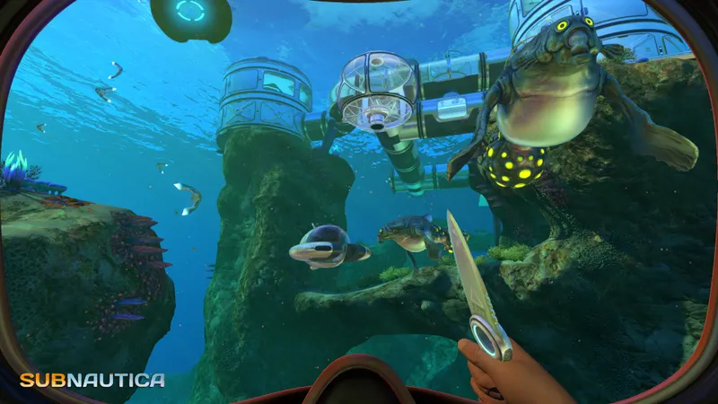 Exploration en véhicule dans Subnautica autour de grands reliefs sous-marins utiles pour repérer des fragments de Cyclops