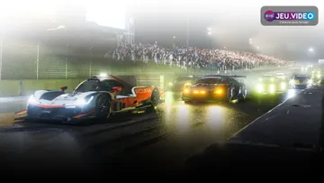Course de nuit sous la pluie dans Forza Motorsport utilisée pour illustrer les réglages de visibilité, de performance et d’aides de conduite