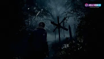 Leon dans Resident Evil 4 Remake face au village, point de départ d’une route S+ pour le trophée Hardcore