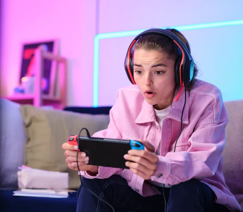 une adolescente joue à la Switch avec le micro-casque GXT 415S Zirox