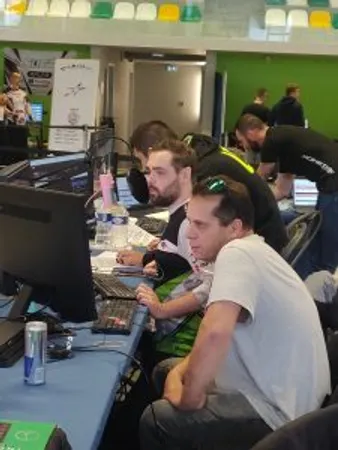Derrière l'écran - Nicolas Chaussy, Caster Esport : "j’essaie de transmettre des émotions comme si on vivait la course"
