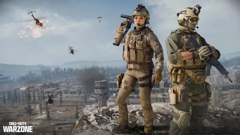 Deux opérateurs observant Verdansk depuis une hauteur pour vérifier la visibilité des cibles et la lecture des lignes de vue dans Warzone