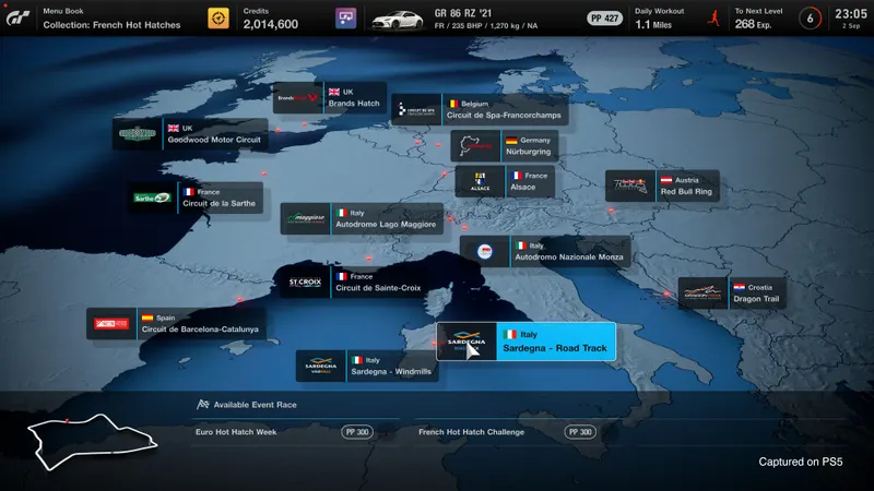 Gran Turismo 7 affiche plusieurs voitures dans un environnement de course PlayStation