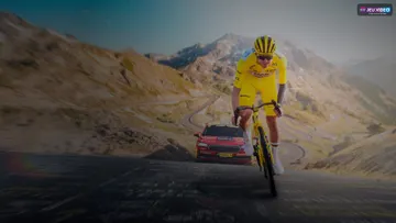 Tour de France 2026 avec peloton sous la pluie et maillot jaune en course