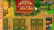 Ferme multijoueur de Stardew Valley montrant plusieurs joueurs autour d’un étang et d’un moulin pour illustrer une session coop partagée