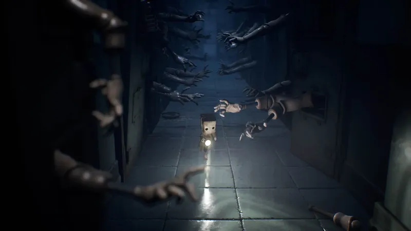 Mono et Six dans une scène inquiétante de Little Nightmares II