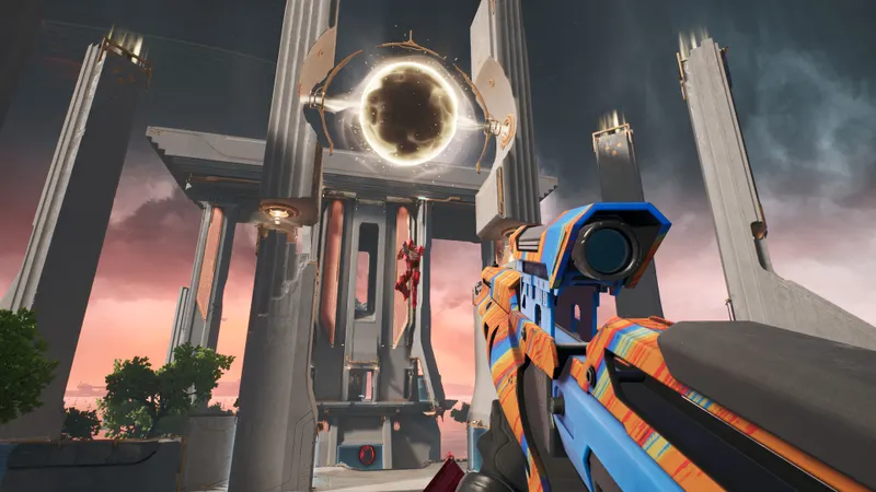 Combat dans Splitgate original avec des portails orange et bleu dans une grande salle