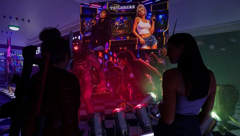 Scène officielle du crossover Tailbreak dans Outbreak : Shades of Horror avec des ennemis dangereux et des ressources à préserver