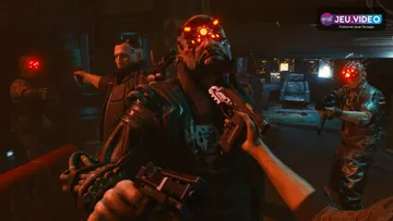 Visuel officiel de Cyberpunk 2077 montrant V dans Night City pour une progression centrée sur les gigs et le cyberware