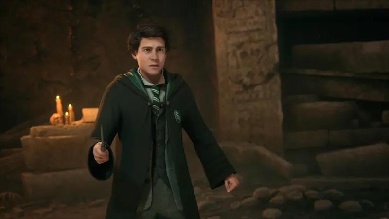 Élève de Serpentard avec une baguette dans Hogwarts Legacy rappelant l’étape où Gladwin Moon débloque Alohomora