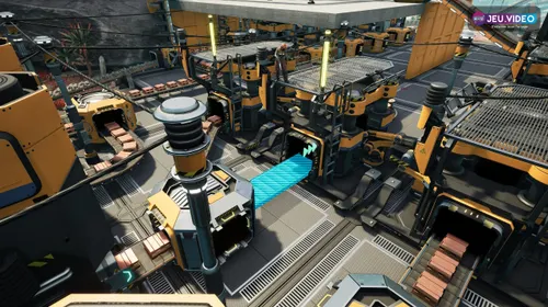 Usine Satisfactory avec tapis et machines alignés pour préparer une première production d’acier lisible