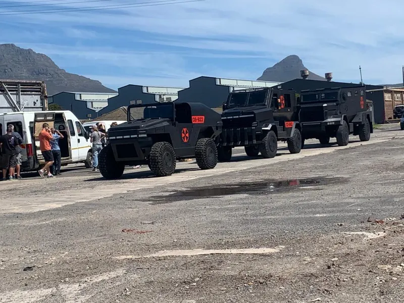 Communication discrète d'une scène de tournage de Resident Evil, avec apparition de voitures d'Umbrella Corporation