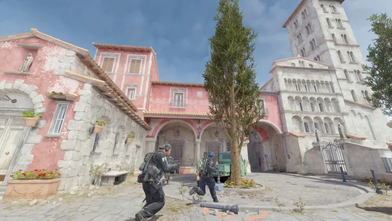Joueur de Counter-Strike 2 engagé dans un duel à moyenne distance pour tester la précision de la souris et la visibilité des adversaires