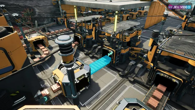 Usine Satisfactory avec tapis et machines alignés pour préparer une première production d’acier lisible