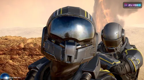 Exosuit Helldivers 2 tirant dans une zone désertique pour couvrir une escouade pendant une mission difficile