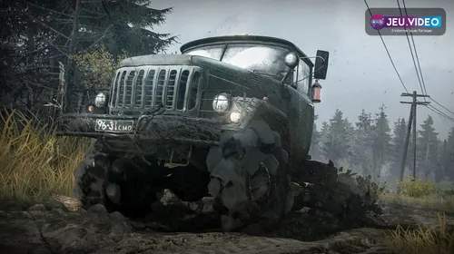 MudRunner avec un camion tout-terrain progressant dans un environnement boueux et forestier
