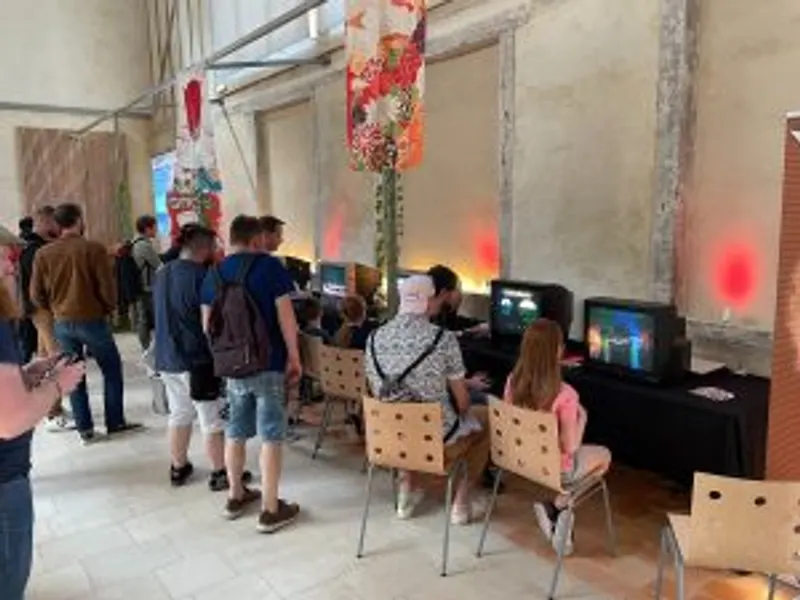 Différents postes de jeux retro mis à disposition du public.