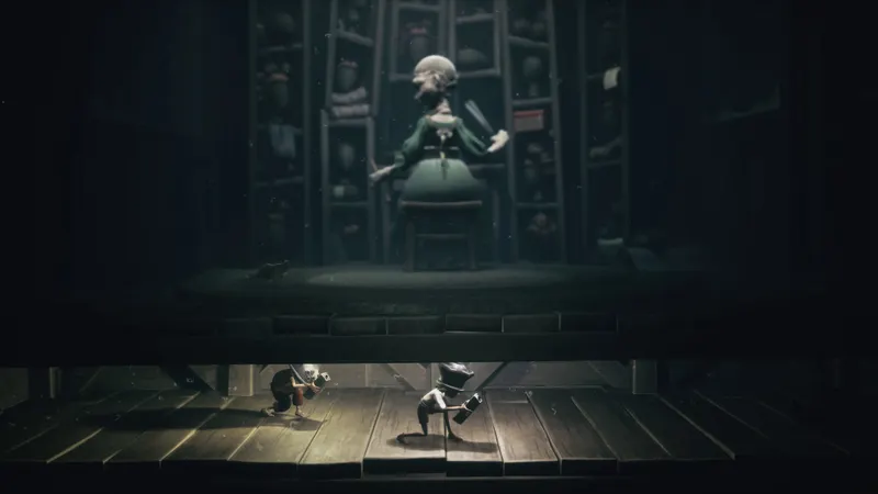 Little Nightmares III face à The Puppeteer dans une scène sombre du DLC