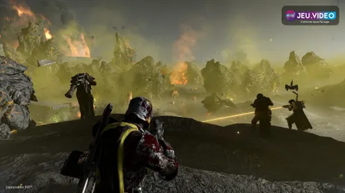 Escouade de Helldivers 2 avançant sur une planète hostile pendant une route de collecte d’échantillons