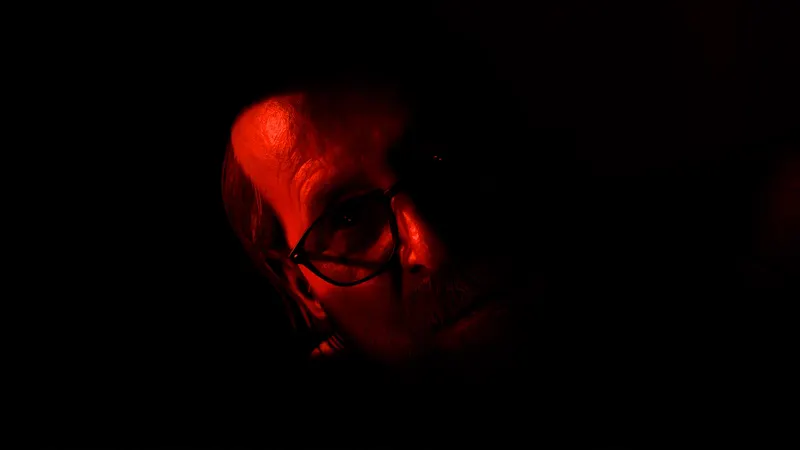 Dr Hill dans une scène rouge et sombre de Until Dawn 2