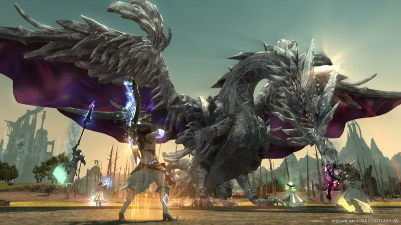 Personnage de FINAL FANTASY XIV Online observant un paysage depuis une zone élevée, exemple d’exploration utile entre deux quêtes