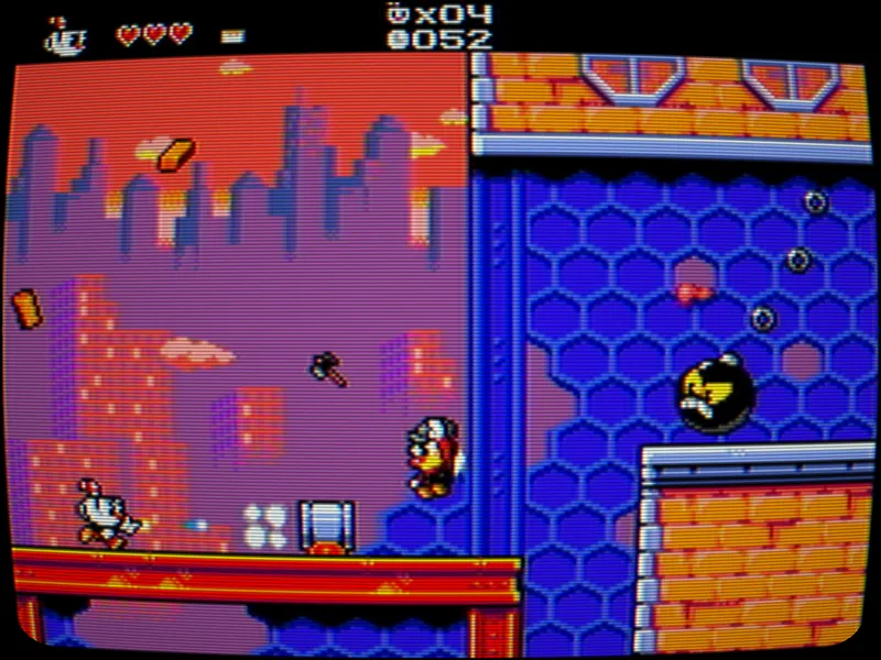 Mighty Cuphead Adventure montrant un niveau urbain 8-bit avec ennemis et projectiles