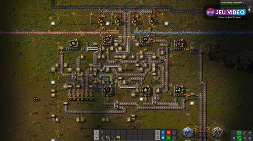Usine Factorio dense avec machines d’assemblage et convoyeurs montrant une base à organiser autour d’un mall débutant