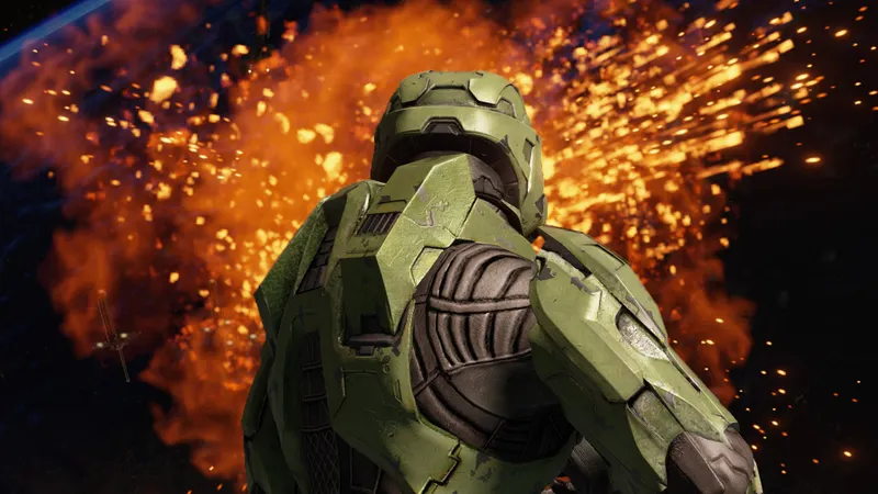 Master Chief devant l’explosion de la station Le Caire dans Halo 2 Anniversary