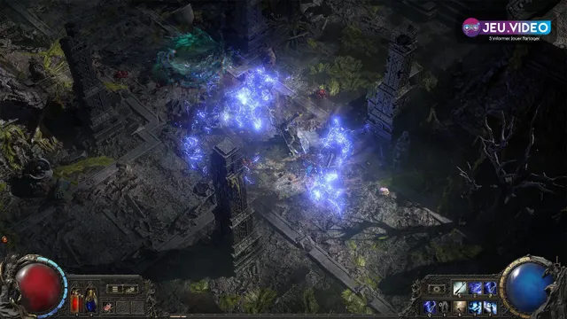 Combat de Path of Exile 2 dans des ruines couvertes de végétation avec de larges éclairs bleus et l interface complète, pour illustrer un écran chargé où le loot filter et les réglages de lisibilité changent la lecture du combat