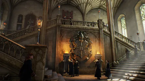 Personnage de Hogwarts Legacy observant la campagne autour de Poudlard pour commencer son aventure