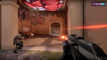 Combat officiel Valorant montrant une scène lisible pour régler les FPS et la visibilité des ennemis