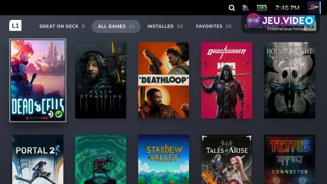 Steam Deck OLED de face avec éclairage rouge et cyan pour préparer des réglages FPS et batterie