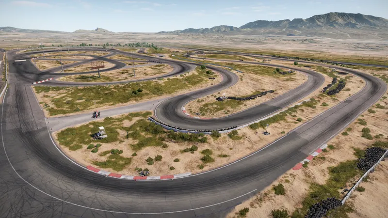 Wreckfest 2 montrant la nouvelle piste Mora Raceway en vue aérienne