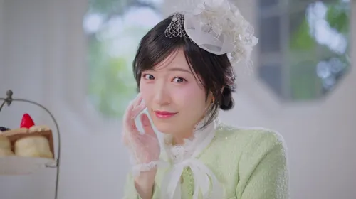 Ami Maeshima dans le clip de Kanpeki Janai Watashi, ending de Rich Girl Caretaker