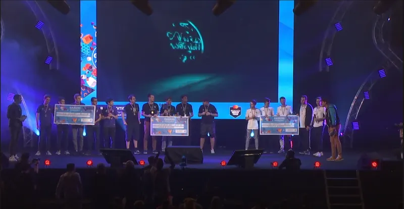 Les joueurs des 3 meilleures équipes league of legends tiennent leurs chèques de récompense sur la scène.