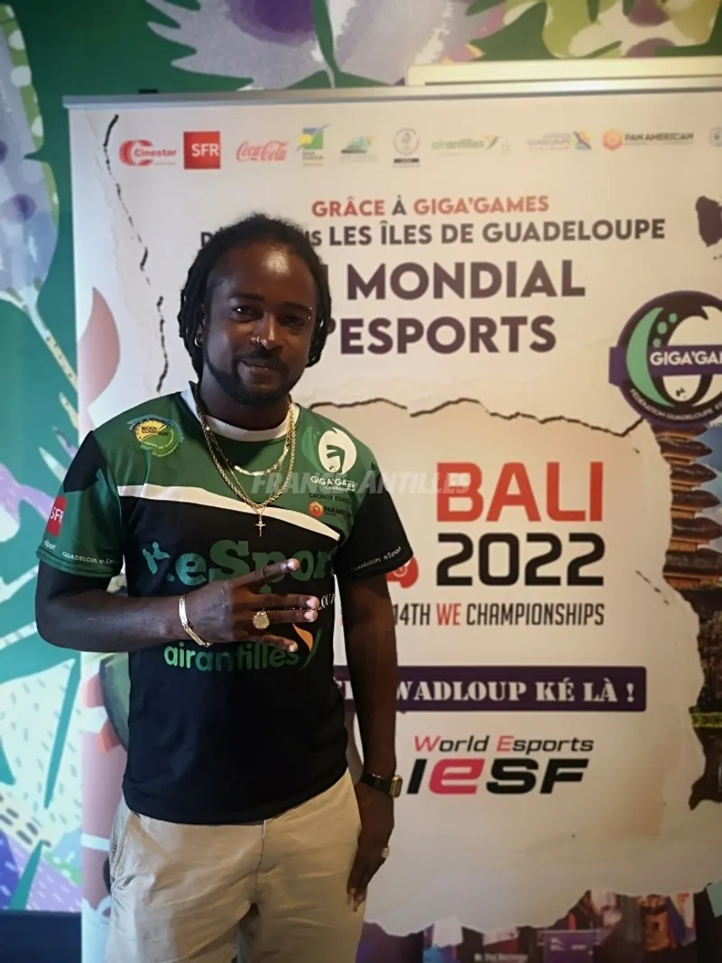 Samuel Jourson devant une affiche confirmant l'acceptation de la Guadeloupe à la coupe du monde de Bali