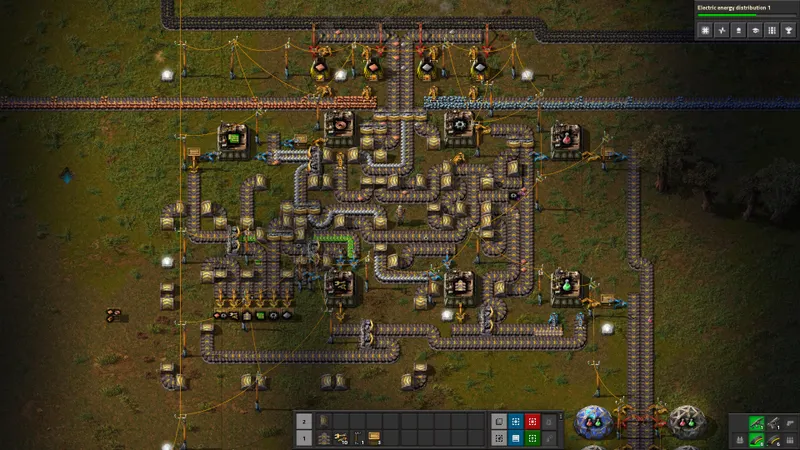 Usine Factorio compacte avec tapis, inserteurs et lignes de production montrant où connecter une alimentation de munitions vers les tourelles