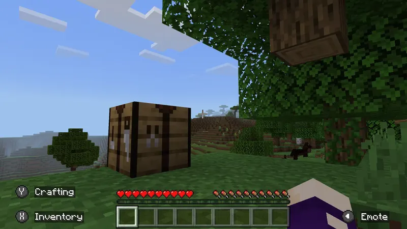 Établi Minecraft installé dans une base de départ pour fabriquer des outils et des blocs de survie